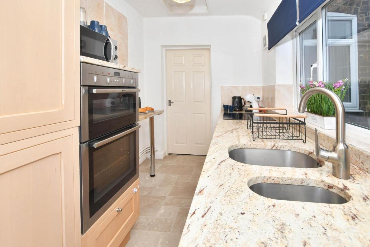 The Yellow Door By Avenew Management Serviced Accommodation Stoke-on-Trent Zewnętrze zdjęcie