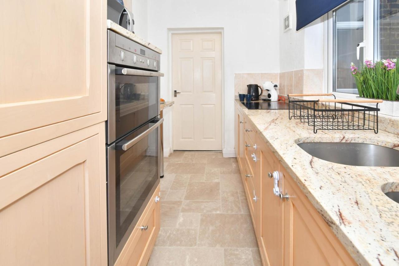 The Yellow Door By Avenew Management Serviced Accommodation Stoke-on-Trent Zewnętrze zdjęcie
