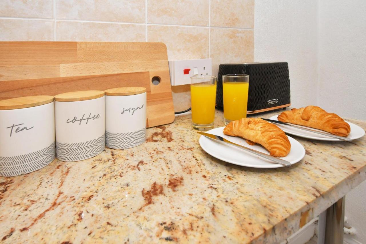 The Yellow Door By Avenew Management Serviced Accommodation Stoke-on-Trent Zewnętrze zdjęcie